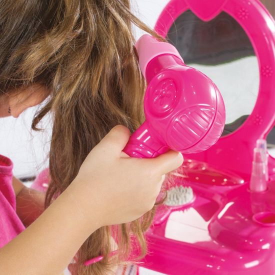 صورة طاولة زينة ومقعد يونيكورن من دولو  تتضمن المجموعة طاولة زينة ومقعدًا بتصميم يونيكورن، بالإضافة إلى 12 قطعة إكسسوار للعب الأدوار.